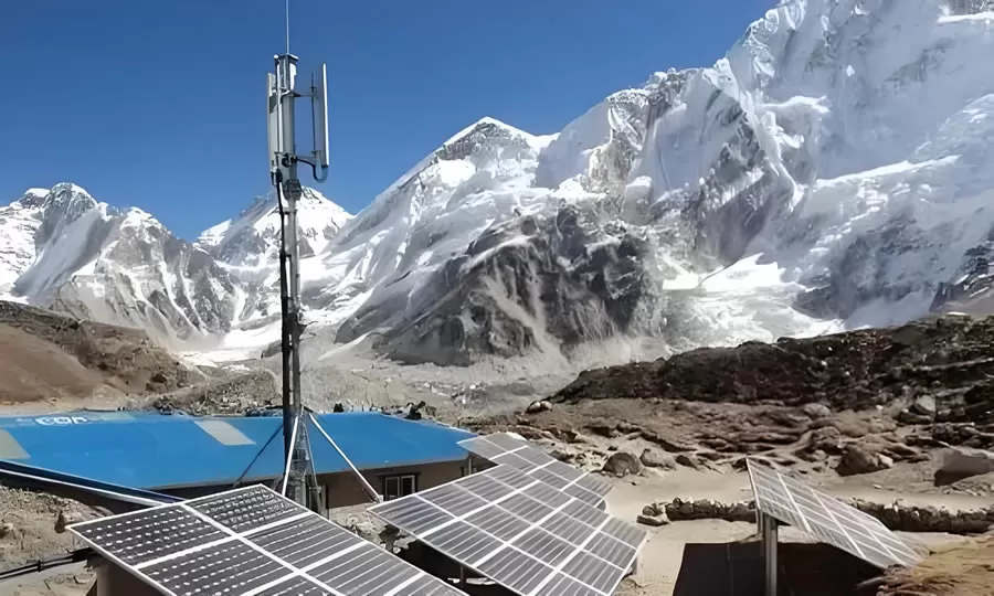 5G base station with photovoltaic energy storage installed on China's Mount Everest