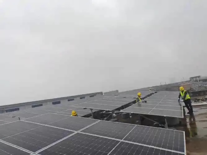 Rooftop workers are laying solar panels at Lance Technology's Xiangtan campus